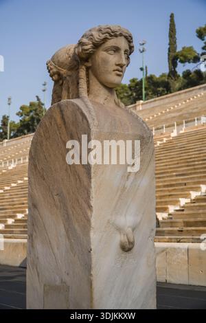 Panathenaic Stadium, Kallimarmaro. Frammento di statua in marmo, forse una sfinge, sullo sfondo dello storico stadio interamente in marmo di Athen Foto Stock