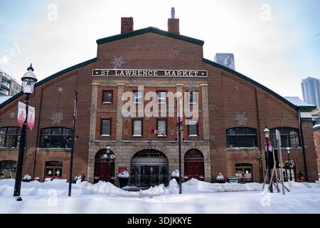 Vista del mercato di St. Lawrence nella città vecchia di Toronto durante l'inverno. Toronto, Canada - 26 gennaio 2026. Foto Stock