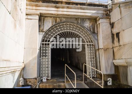 Panathenaic Stadium, Kallimarmaro. Ingresso al passaggio sotto le bancarelle dell'antico stadio restaurato in marmo. Sede delle Olimpiadi del 1896. Foto Stock