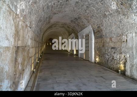 Panathenaic Stadium, Kallimarmaro. Tunnel di passaggio interno con pareti in marmo e illuminazione moderna, sede dei primi Giochi Olimpici moderni di Atene, Foto Stock