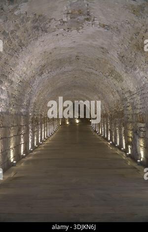 Panathenaic Stadium, Kallimarmaro. Passaggio a volta in pietra illuminato da una moderna illuminazione a pavimento. Sede dei primi Giochi Olimpici moderni nel 1896, Atene. Foto Stock