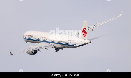 L'aereo Air China Airbus A350-900 decolla dall'aeroporto di Barcellona Foto Stock