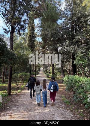 Giardino nazionale di Atene Εθνικός Κήπος. Giardini reali, centro di Atene, Grecia. Lunga passeggiata ombreggiata attraverso la lussureggiante flora mediterranea. Foto Stock