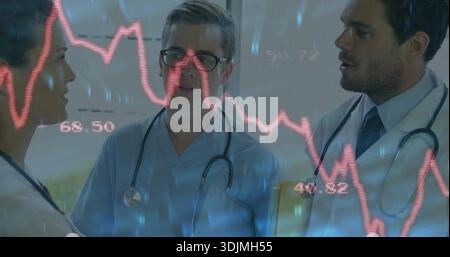Discussione dei dati tre medici che esaminano le cartelle nella sala clinica, in abbigliamento clinico, sovrapposizione digitale Foto Stock