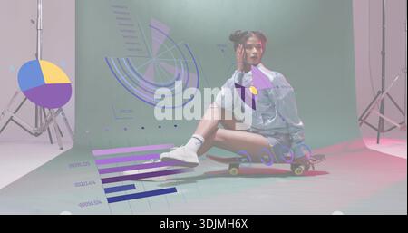 Donna seduta che indossa giacca e pantaloncini sullo skateboard in studio, con gel e sovrapposizioni dati. Ritratto, infografica, verde, rosa, viola, neon, minimale Foto Stock