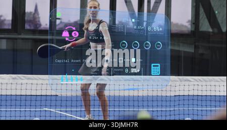 Preparare una donna che tiene la racchetta in rete sul campo blu con un vestito da tennis, finanziare HUD e palla Foto Stock