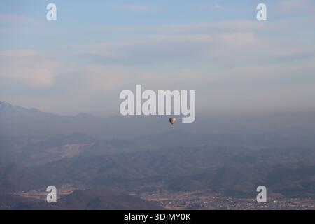 Mongolfiera sopra le montagne Foto Stock