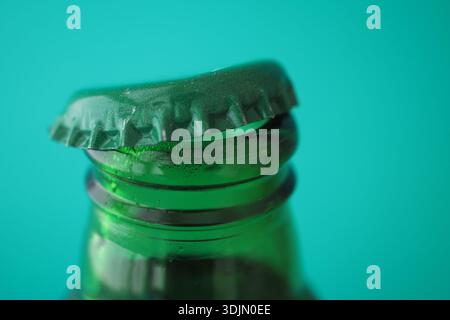 Tappo verde sopra una bottiglia di vetro Foto Stock
