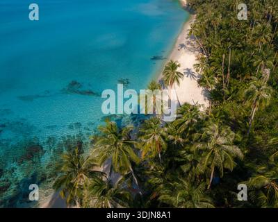 Scopri la splendida bellezza della spiaggia di Takhian a Koh Kood, Thailandia. Foto Stock