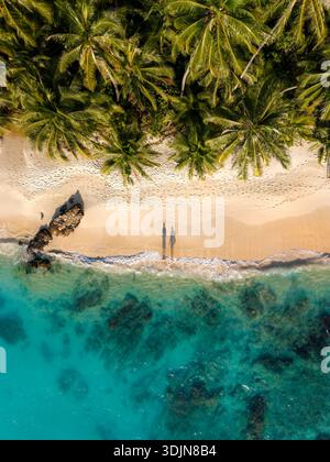 Esplora la splendida bellezza di Takhian Beach, Koh Kood, dove le sabbie dorate si incontrano con le acque turchesi. Questa posizione tranquilla invita al relax e all'avventura Foto Stock