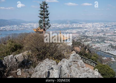 La vista della città dalla vista sulla cima del Monte Xishan nelle colline occidentali vicino a Kunming, Yunnan, Cina. Foto Stock
