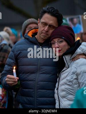 Infermiere e altri ricordano Alex Pretti in una veglia a lume di candela a Eugene, Oregon, 27 gennaio 2026. Foto Stock