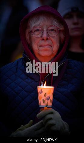 Infermiere e altri ricordano Alex Pretti in una veglia a lume di candela a Eugene, Oregon, 27 gennaio 2026. Foto Stock