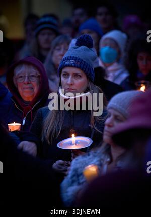 Infermiere e altri ricordano Alex Pretti in una veglia a lume di candela a Eugene, Oregon, 27 gennaio 2026. Foto Stock