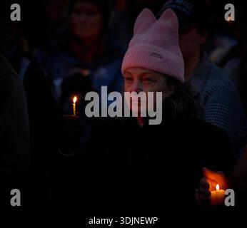 Infermiere e altri ricordano Alex Pretti in una veglia a lume di candela a Eugene, Oregon, 27 gennaio 2026. Foto Stock