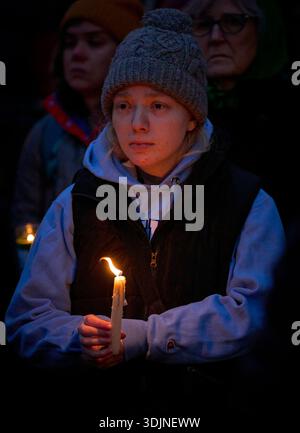 Infermiere e altri ricordano Alex Pretti in una veglia a lume di candela a Eugene, Oregon, 27 gennaio 2026. Foto Stock