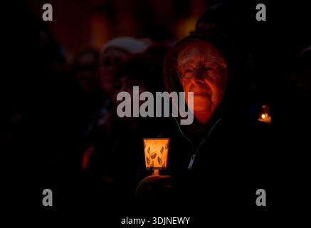 Infermiere e altri ricordano Alex Pretti in una veglia a lume di candela a Eugene, Oregon, 27 gennaio 2026. Foto Stock