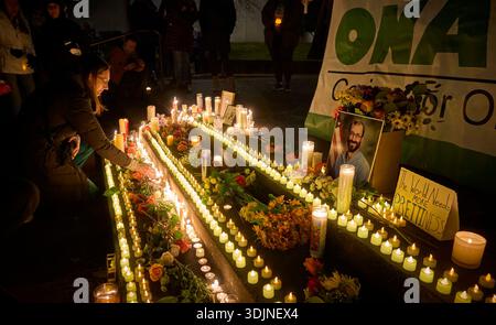 Infermiere e altri ricordano Alex Pretti in una veglia a lume di candela a Eugene, Oregon, 27 gennaio 2026. Foto Stock