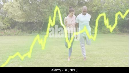 Coppia con abiti da ginnastica in equilibrio su una gamba al parco, rivestimento in linea frastagliata giallo neon Foto Stock