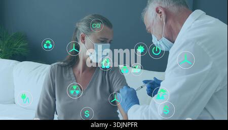 Ottenere paziente-camicetta grigia sul divano, camice da laboratorio mascherato medico che dà vaccino con shot e icone verdi Foto Stock