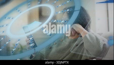 Telefono in mano, donna anziana che riposa la testa, schermo di visualizzazione sul divano di casa, maglione, occhiali, AR Foto Stock