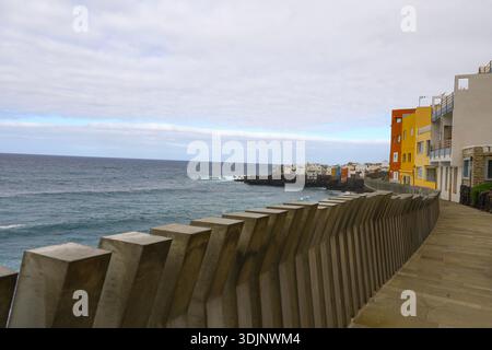 Punta Brava, Puerto de la Cruz, Tenerife - Promenade costiera con Wave Breakers ed edifici colorati, 01152026 Foto Stock