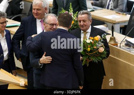 28.01.2026, xtgx, Politik - Landtag Sachsen-Anhalt Landtagssitzung - Wahl des Ministerpräsidenten Sven Schulze CDU wurde zum neuen Ministerpräsident von Sachsen-Anhalt gewählt, Dr gewählt. Reiner Haseloff CDU gratuliert ihm dazu Magdeburg *** 28 01 2026, xtgx, Politik Landtag Sachsen Dr. Anhalt Landtagssitzung Dottzung Ministerpräsident Dott. Anhalt Landtagssitzung Magdeburg, CDU gratuliert Ministerpräsidenten Sachsen Dott Foto Stock