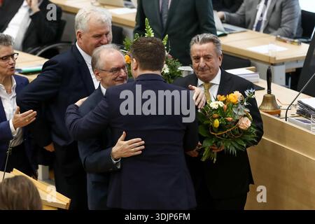 28.01.2026, xtgx, Politik - Landtag Sachsen-Anhalt Landtagssitzung - Wahl des Ministerpräsidenten Sven Schulze CDU wurde zum neuen Ministerpräsident von Sachsen-Anhalt gewählt, Dr gewählt. Reiner Haseloff CDU gratuliert ihm dazu Magdeburg *** 28 01 2026, xtgx, Politik Landtag Sachsen Dr. Anhalt Landtagssitzung Dottzung Ministerpräsident Dott. Anhalt Landtagssitzung Magdeburg, CDU gratuliert Ministerpräsidenten Sachsen Dott Foto Stock