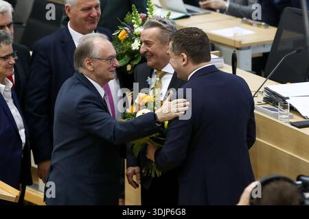 28.01.2026, xtgx, Politik - Landtag Sachsen-Anhalt Landtagssitzung - Wahl des Ministerpräsidenten Sven Schulze CDU wurde zum neuen Ministerpräsident von Sachsen-Anhalt gewählt, Dr gewählt. Reiner Haseloff CDU gratuliert ihm dazu Magdeburg *** 28 01 2026, xtgx, Politik Landtag Sachsen Dr. Anhalt Landtagssitzung Dottzung Ministerpräsident Dott. Anhalt Landtagssitzung Magdeburg, CDU gratuliert Ministerpräsidenten Sachsen Dott Foto Stock