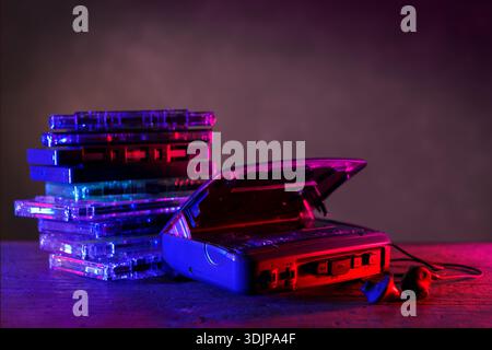 Vecchia cassetta musicale con lettore e cuffie con luci colorate vivaci. Foto Stock
