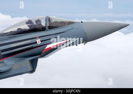 Foto in primo piano di un Eurofighter EF-2000 Typhoon S dell'Aeronautica militare tedesca con la coda Spirit of Richthofen Red Baron al RIAT 2019. Assegnato al TLG 71, seriale GS015, l'aereo è un caccia multiruolo bimotore delta-canard alimentato da due turbofan Eurojet EJ200. L'immagine si concentra sulla cabina di pilotaggio, sul pilota, sulla fusoliera, sulle superfici alari e sulla livrea durante le operazioni di volo in piano. Foto Stock