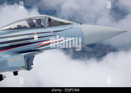 Immagine ravvicinata di un Eurofighter dell'aeronautica militare tedesca EF-2000 Typhoon S, seriale GS015, con la coda Spirit of Richthofen Red Baron al RIAT 2019. Assegnato al TLG 71, il caccia multiruolo bimotore è dotato di turbofan Eurojet EJ200, ali delta, avamplani canard e un cockpit avanzato. L'immagine enfatizza il pilota e la fusoliera anteriore durante il volo controllato. Foto Stock
