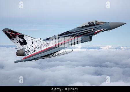 Un Eurofighter dell'aeronautica tedesca EF-2000 Typhoon S del TLG 71 opera in volo aria al Royal International Air Tattoo 2019. Registrazione 3025 seriale GS015, l'aereo mostra la livrea speciale Spirit of Richthofen. Il Typhoon è un caccia multiruolo bimotore equipaggiato con motori turbofan Eurojet EJ200 post-brucianti, che forniscono spinta elevata, agilità e capacità supersoniche. Foto Stock