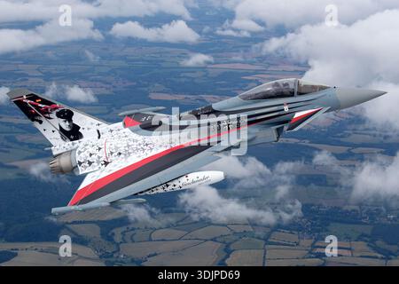 Immagine aria-aria che mostra un Eurofighter tedesco della Luftwaffe EF-2000 Typhoon S con marcatura TLG 71 al RIAT 2019. L'aereo, seriale GS015, porta una livrea Spirit of Richthofen Red Baron. Il caccia multiruolo bimotore è dotato di motori turbofan Eurojet EJ200, ali delta, velivoli canard e avionica avanzata. La fotografia mette in risalto i dettagli della cabina di pilotaggio, le linee della fusoliera e le immagini della coda durante il volo rettilineo e in piano. Foto Stock