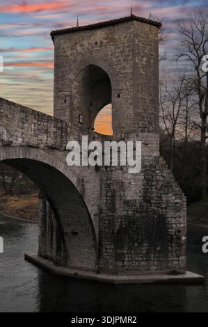 Resti di Pont de la Légende rotto o Ponte della leggenda con torre ponte levatoio sul fiume Gare d’Oloron a Sauveterre-de-Béarn, Nouvelle-Aquitaine, Francia. Ricorda il «giudizio divino» su Sancie, nobildonna medievale accusata di infanticidio, gettata nel fiume dal ponte precedente legato mani e piedi. E' sopravvissuta, innocente di aver ucciso il suo bambino appena nato. Il resto di questo ponte è stato distrutto nell'inondazione del 1732. Foto Stock