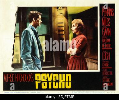 Questa lobby card vintage del 1960 per il celebre thriller di Alfred Hitchcock "Psycho" presenta una scena fondamentale tra Janet Leigh nei panni di Marion Crane e Anthony Perkins nei panni di Norman Bates. La composizione drammatica mette in risalto la tensione e il mistero che caratterizzano il film classico. Foto Stock