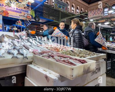 Mercato municipale centrale di Varvakios, Κεντρική Δημοτική Αγορά Αθηνών. Storico mercato del XIX secolo che vende pesce fresco e frutti di mare su ghiaccio. Foto Stock