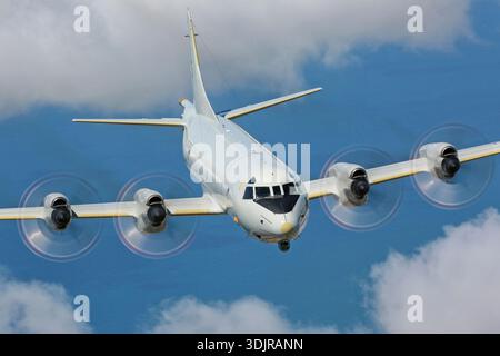 Un Lockheed P-3C Orion della Marina tedesca, immatricolazione 6001 con numero di serie 285E-5737, è fotografato in volo aria-aria alla Royal Navy International Air Day al RNAS Yeovilton Air Day 2019. Il P-3C Orion è un turboelica quadrimotore ad ala bassa sviluppato dall'aereo di linea Lockheed L-188 Electra e utilizzato dalla Deutsche Marine per la guerra anti-sommergibile, la pattuglia marittima, la ricognizione, la sorveglianza di superficie e le operazioni di lunga durata. Foto Stock