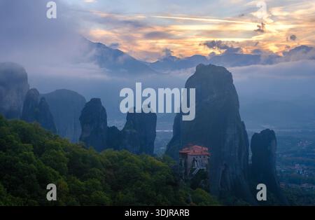 Monastero di Roussanou arroccato su imponenti pilastri di pietra arenaria a Meteora, Tessaglia, Grecia Foto Stock
