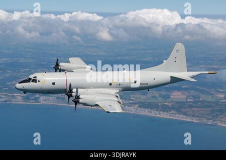 Alla Royal Navy International Air Day presso il RNAS Yeovilton Air Day 2019, un Lockheed P-3C Orion della Marina tedesca, immatricolato 6001 con seriale 285E-5737, viene catturato in volo aria-aria. Il P-3C Orion, derivato dalla piattaforma di linea Lockheed L‑188 Electra, è dotato di quattro motori turboelica e serve in pattuglia marittima, guerra antisommergibile e sorveglianza di superficie per estese gamme operative. Foto Stock