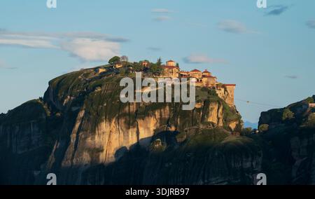 Monastero del grande Meteoron alla luce del sole mattutino, Meteora, Tessaglia, Grecia Foto Stock
