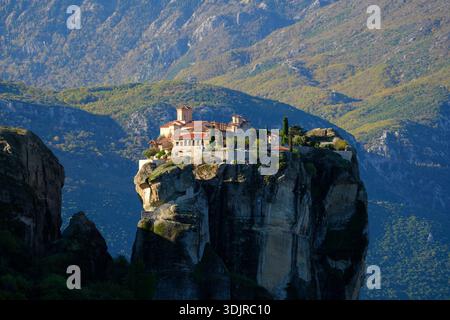 Monastero della Santissima Trinità arroccato su una spettacolare colonna rocciosa a Meteora con paesaggio montano in autunno, Tessaglia, Grecia Foto Stock
