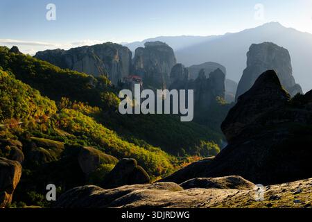 Monastero di Roussanou arroccato su imponenti pilastri di pietra arenaria a Meteora, Tessaglia, Grecia Foto Stock