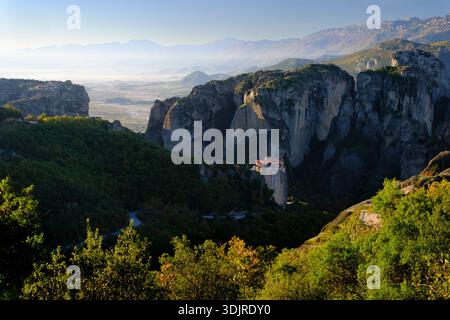 Monastero di Roussanou arroccato su imponenti pilastri di pietra arenaria a Meteora, Tessaglia, Grecia Foto Stock