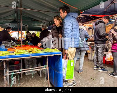 Mercato di via Kallidromiou (Λαϊκή Αγορά Καλλιδρόμιου). Mercato agricolo tradizionale nel distretto di Exarchia, Atene, Grecia, che vende prodotti freschi. Foto Stock