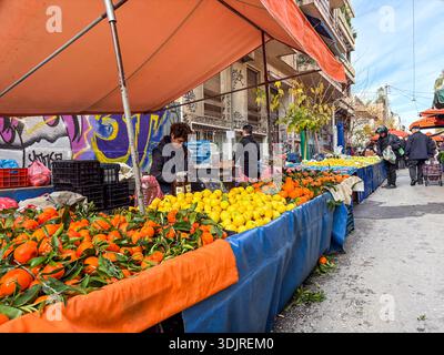 Mercato di via Kallidromiou, Laiki Agora. Autentico mercato alimentare all'aperto ad Atene, Grecia, con prodotti freschi come arance e limoni. Foto Stock