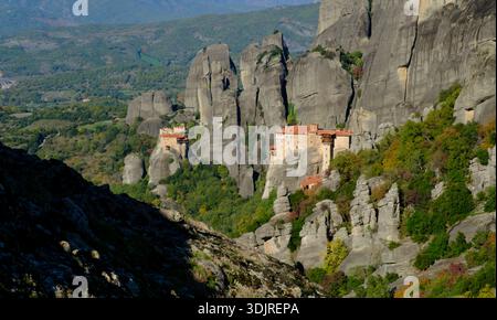 Monastero di Roussanou e San Nicola Anapafsas arroccati su torreggianti colonne di pietra arenaria a Meteora, Tessaglia, Grecia. Foto Stock
