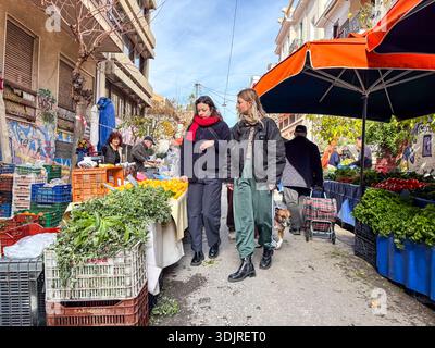 Mercato di via Kallidromiou, Laiki Agora. Popolare mercato agricolo settimanale ad Atene, in Grecia, che vende prodotti freschi e prodotti alimentari locali. Foto Stock