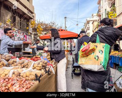 Mercato di via Kallidromiou, Laiki Agora. Gli acquirenti locali acquistano verdure fresche presso l'autentico mercato di Atene, il quartiere di Exarchia. Foto Stock