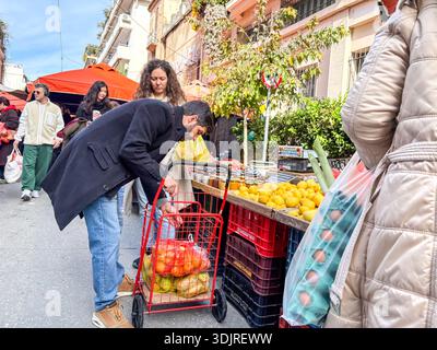 Mercato di via Kallidromiou, Laiki Agora Kallidromiou. Autentico mercato alimentare all'aperto ad Atene, in Grecia, con gente che fa acquisti di generi alimentari. Foto Stock
